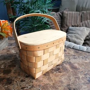 Putney Vermont vintage lidded hinged basket- medium sized